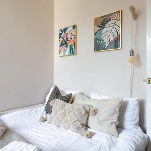  Apartment Prime Location Pontcanna Modern 2 Bedroom With Privat Parking